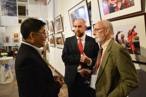Krzysztof Chuchra (C) i Ken Taylor (P) podczas konferencji w Shunde w grudniu 2015