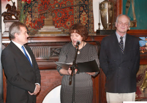 Medal Gloria Artis dla chóru Ave Verum. (Minister Piotr Gliński, Ewa Kwaśniewska i Michał Olizar) Fot. Jarosław Koźmiński