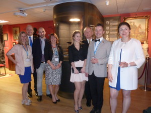 Projek edukajcyjny "Sztafeta Enigmy" przygotowali pracownicy i wolontariusze Instytutu pod kierownictwem kurator Olgi Topoll. Od Lewej: Joanna Słowik, Artur Bildziuk, Dinos Laftsidis, Anna Stefanicka, Joanna Stefanicka, Roman Kukliński, Adam Klupś, Julia Dudkiewicz.