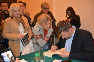 Witold Gadowski podpisuje swoje książki po zakończeniu spotkania