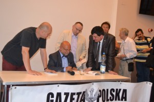 Dr Marek Ciesielczyk podpisuje swoją książkę