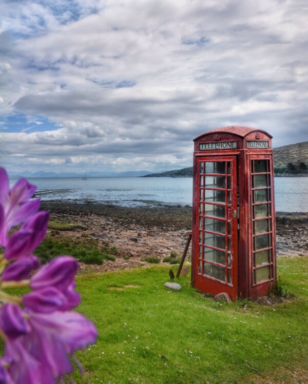Jedna z nielicznych działających budek telefonicznych na Isle of Rùm