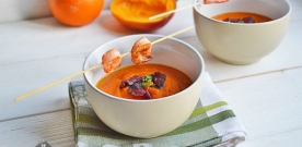 Egzotyczna zupa z mango i marchewki z krewetkami
