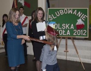 Monika Sawicka -Wolna (2L) i Grażyna Ross (1L) dyrektor szkoły im. Marii Konopnickiej każdego pierwszaka pasowała na ucznia osobno/ Fot. Małgorzata Bugaj-Martynowskaz