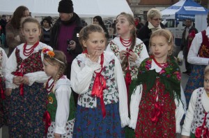 Tancerzom nie przeszkadzała mroźna pogoda, rozpierały je emocje i radość z okazji występu/ Fot. Małgorzata Bugaj-Martynowska